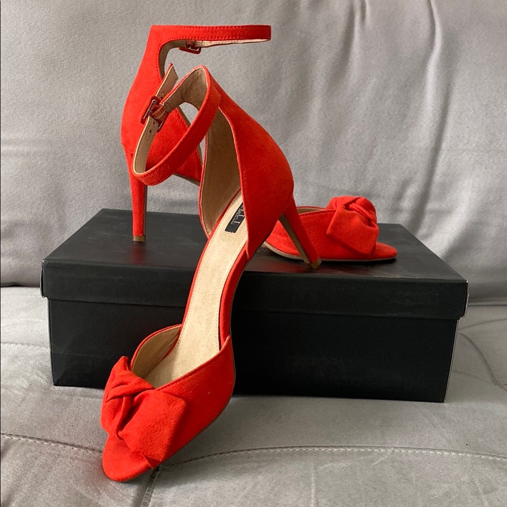 Elegant Red Heels with Bow Detail